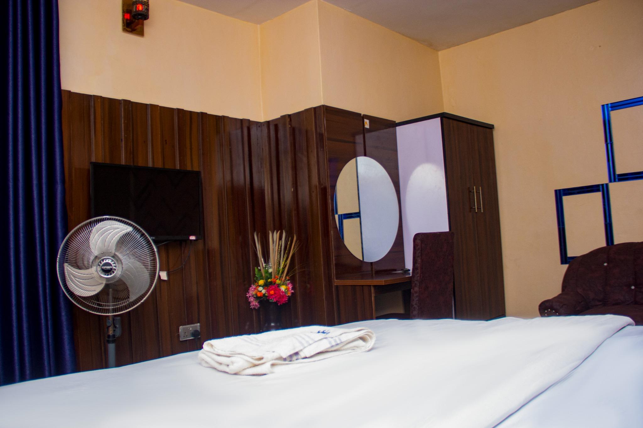 Royal King Bedroom (1)